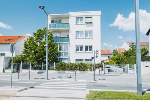 Exterior view, Appartement Paisible a Lyon - 2 Belles Chambres Privees in 8e arrondissement