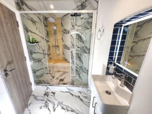 Diamond Place -Luxury 2-Bedroom Flat, Parking, WiFi, Netflix, Central Location, Бирмингем (фото 8)