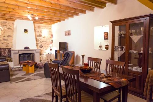 Cosy stone-built home “Hellen” gîte à louer Goúrnos