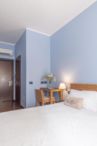 Standard Double Room image 9