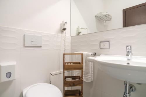 Classic Triple Room image 9