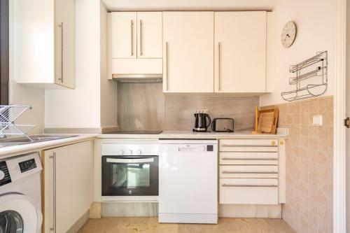 Three-Bedroom Deluxe Apartment image 10
