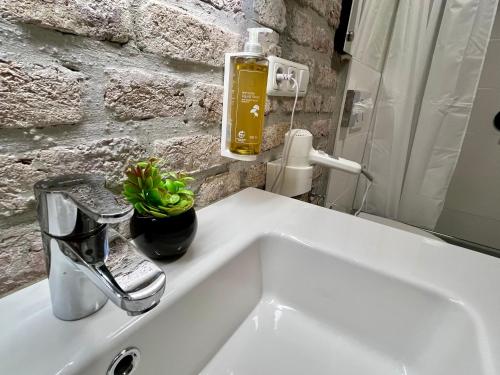 Adlzreiter City Pension Room Type - Twin Room with Shared Bathroom