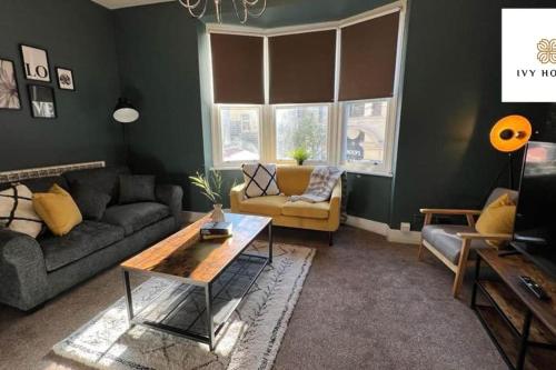 Central Three Bedroom Flat I Sleep Up to 9 Guests