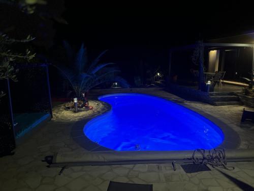 Partie de villa moderne avec piscine En option jaccuzi dans espace détente indépendant