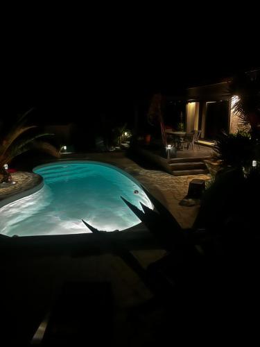 Partie de villa moderne avec piscine En option jaccuzi dans espace détente indépendant
