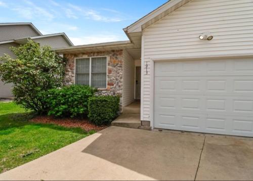 Modern 2BR Near Indiana Dunes, Beaches, Wineries, & downtown Chesterton in Porter, USA