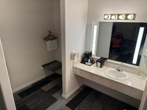 Wayside Motor Inn - image 14