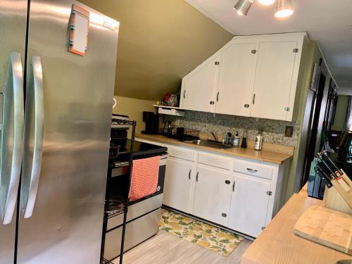 Cozy 2nd Floor Apartment With Private Entrance in Chicopee, USA