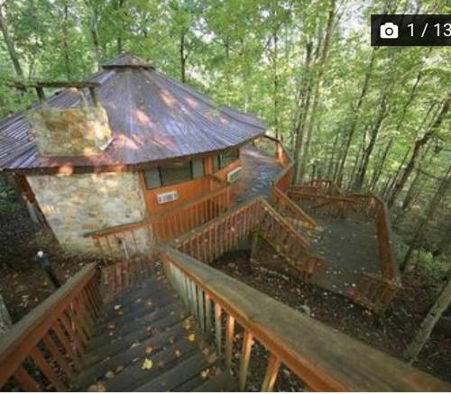 Secluded, Gatlinburg Treehouse! in Gatlinburg, USA