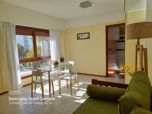 Luminoso departamento a cuatro cuadras del mar