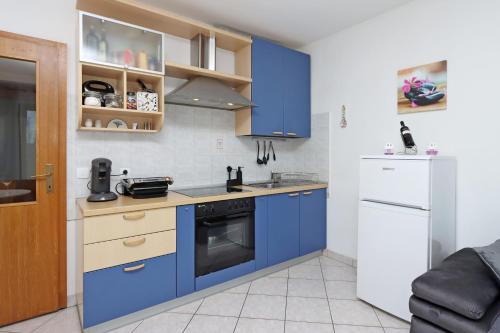 One-Bedroom Apartment with Terrace and Sea View image 5
