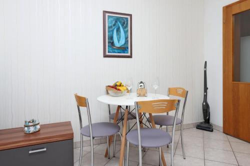 One-Bedroom Apartment with Terrace and Sea View image 3