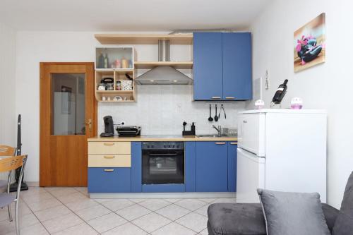 One-Bedroom Apartment with Terrace and Sea View image 4