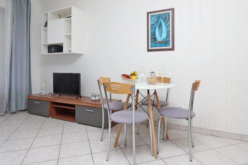 One-Bedroom Apartment with Terrace and Sea View image 2
