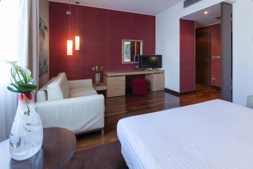 1 king bed, 1 sofa bed