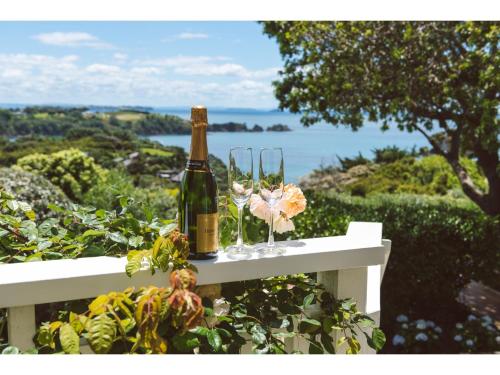 Romantic Cottage Recommended by NZ Herald - Accommodation - Oneroa