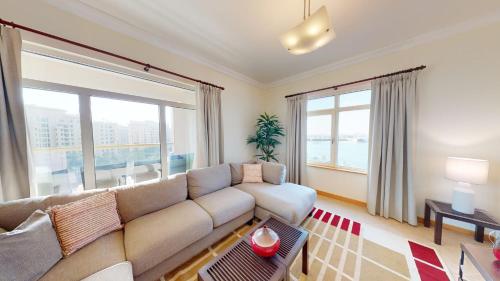 Al Dabas Beach Views 3BD Sleeps 6 Beachfront Beach & Pool Access - main image