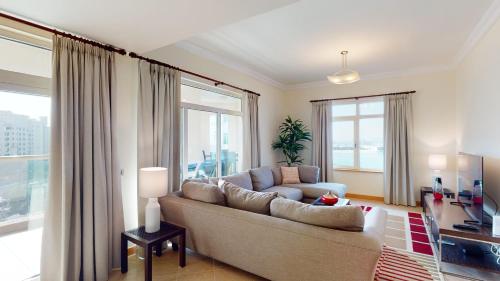 Al Dabas Beach Views 3BD Sleeps 6 Beachfront Beach & Pool Access - DVH Holiday Homes - image 4