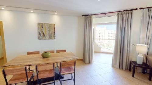 Al Dabas Beach Views 3BD Sleeps 6 Beachfront Beach & Pool Access - DVH Holiday Homes - image 12
