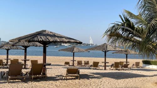 Al Dabas Beach Views 3BD Sleeps 6 Beachfront Beach & Pool Access - DVH Holiday Homes - main image