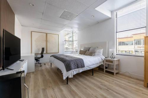 Corner view King bed room center of Pasadena in Pasadena, USA