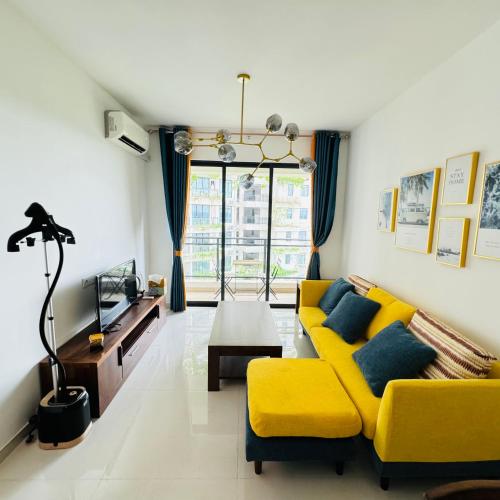 Cozy 2B1R condo Forest City near Raffles Marina