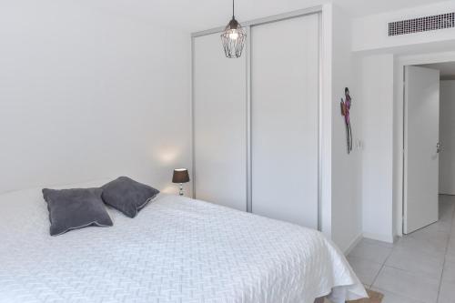 Modern apartment with swimming pool