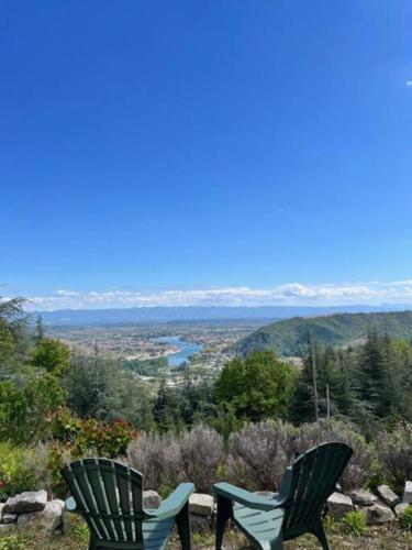 Gîte Ardéchois avec piscine et vue imprenable