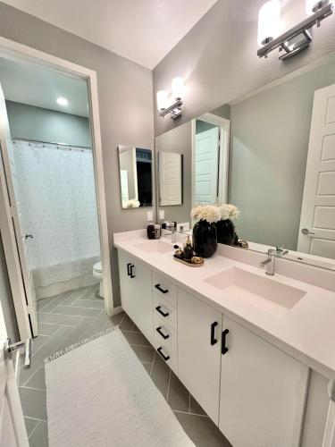 Luxury 3 Bedroom Villa - Resort Style Amenities in Lake Forest, USA