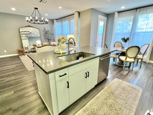 Luxury 3 Bedroom Villa - Resort Style Amenities in Lake Forest, USA