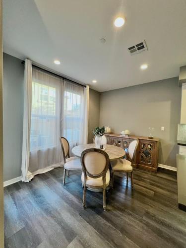 Luxury 3 Bedroom Villa - Resort Style Amenities in Lake Forest, USA
