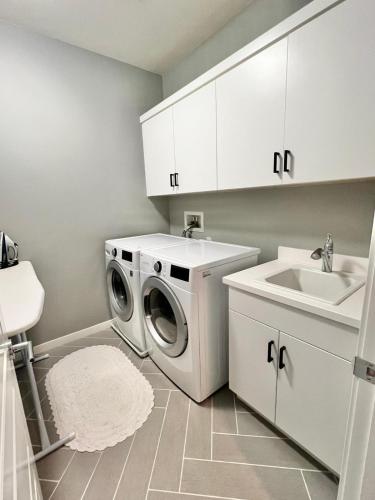 Luxury 3 Bedroom Villa - Resort Style Amenities in Lake Forest, USA