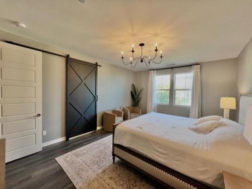 Luxury 3 Bedroom Villa - Resort Style Amenities in Lake Forest, USA