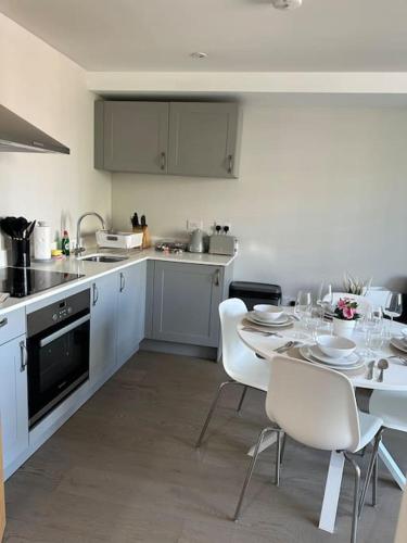 Bright, spacious 1 bedroom flat in Брентвуд