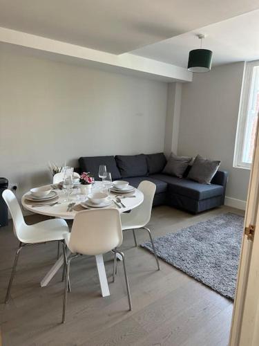 Bright, spacious 1 bedroom flat in Брентвуд