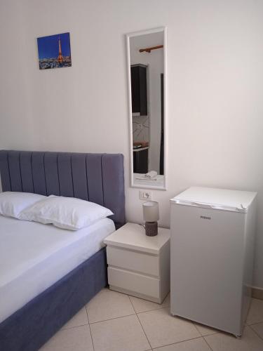 Economy Twin Room image 9