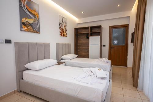 Hotel New Crystal with Private Beach – Ksamil, OR