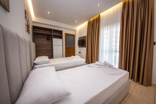 Hotel New Crystal with Private Beach – Ksamil, OR