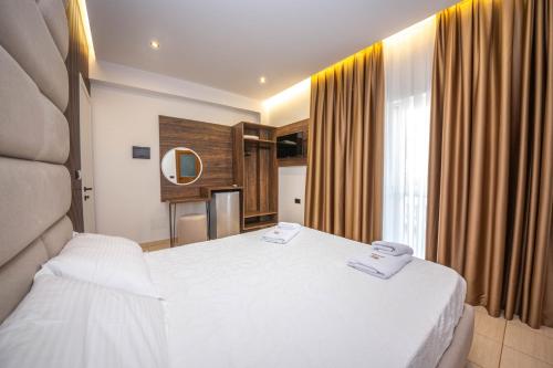 Hotel New Crystal with Private Beach – Ksamil, OR