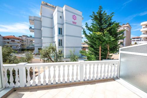 Hotel New Crystal with Private Beach – Ksamil, OR