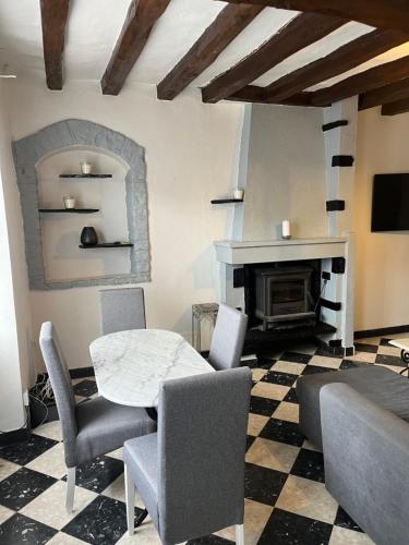 Stunning 2 bedroom townhouse in pretty village in Mézières-en-Brenne