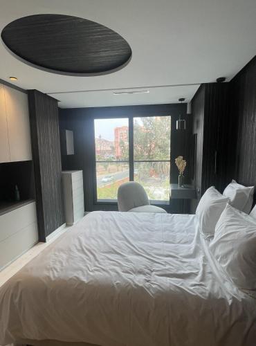 Luxueux 2 pièces Résidence Familiale avec piscine centre ville - image 2