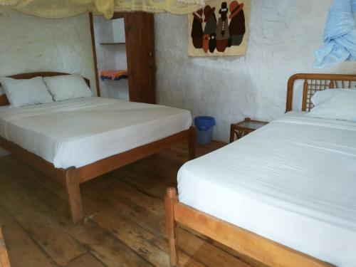 1 double bed, 1 twin bed