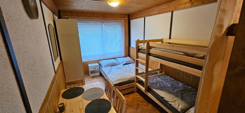 1 double bed, 2 twin beds