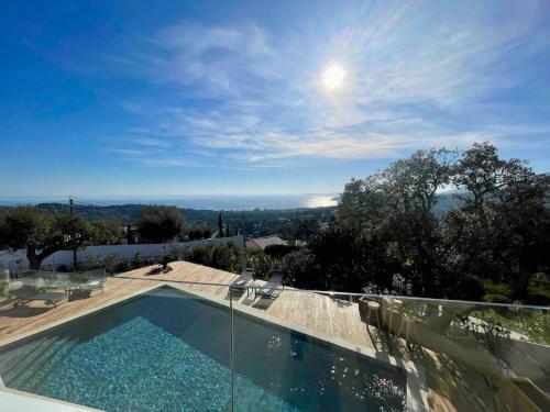 Villa au calme surplombe fièrement la Méditerranée - Location saisonnière - Grasse