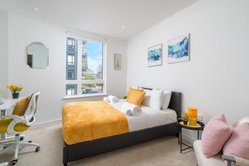 LUXE Kew Bridge 7 guest balcony condo free Parking