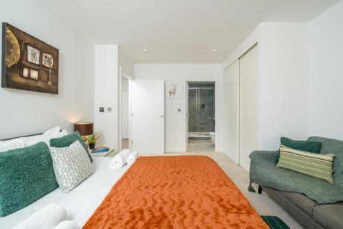 LUXE Kew Bridge 7 guest balcony condo free Parking