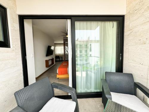 Deluxe Suite with View image 8