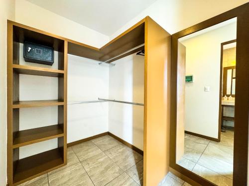 Deluxe Suite with View image 6
